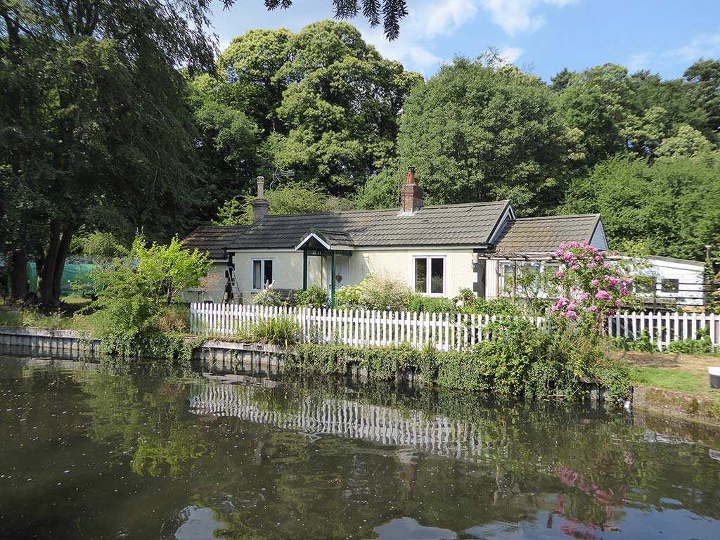 20_canal_cottage.jpg