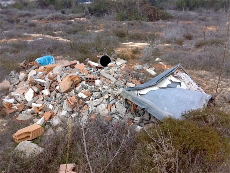 people dumping on a local beach (800 x 600).jpg