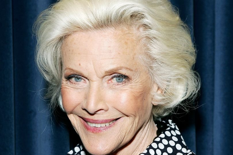 2_Actress-Honor-Blackman-Dies-Aged-94-Honor-Blackman-Music-Video-Shoot.jpg