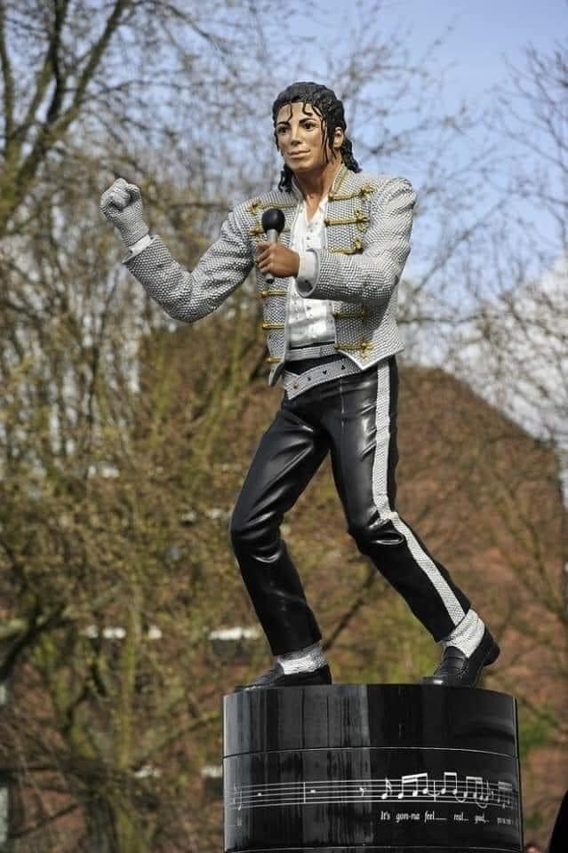 Michael Jackson statue.jpg