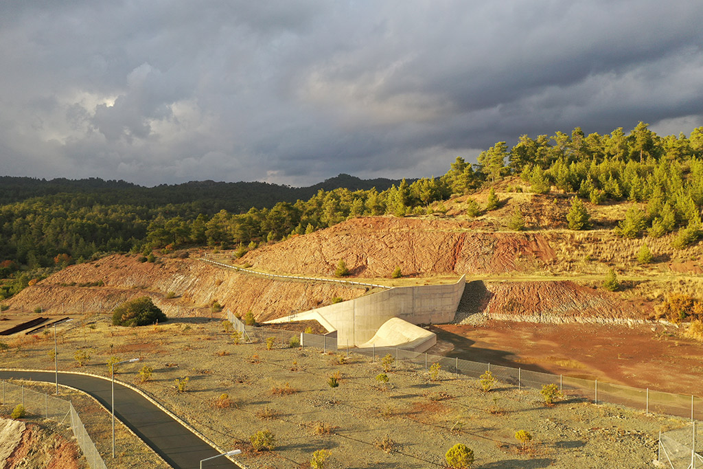 kannaviou-dam-from-above_03