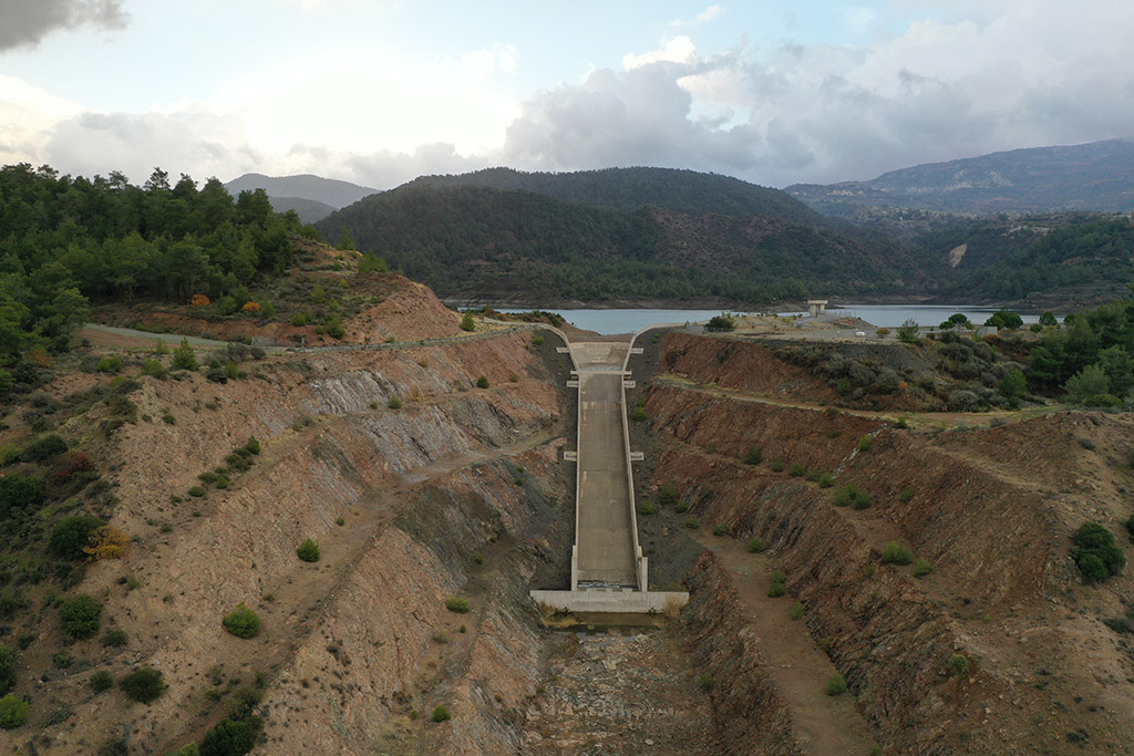 kannaviou-dam-from-above_04