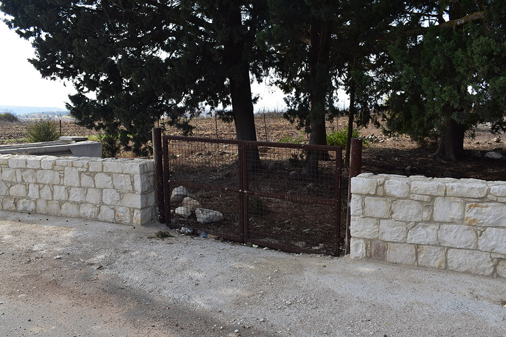 kato-arodes-cemetery_01