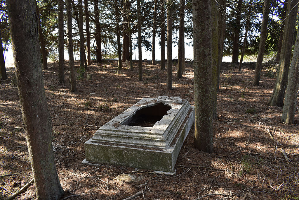 kato-arodes-cemetery_06