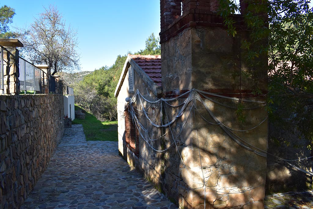 pomos-reservoir-church_04