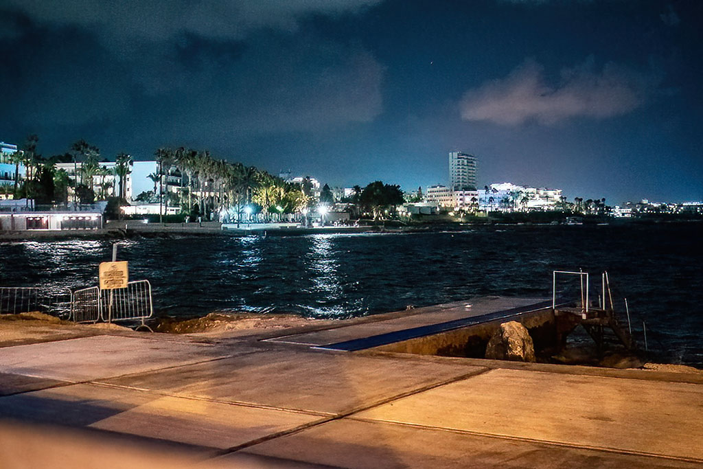 paphos-seafront-at-night_08
