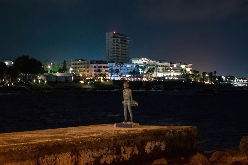 paphos-seafront-at-night_09