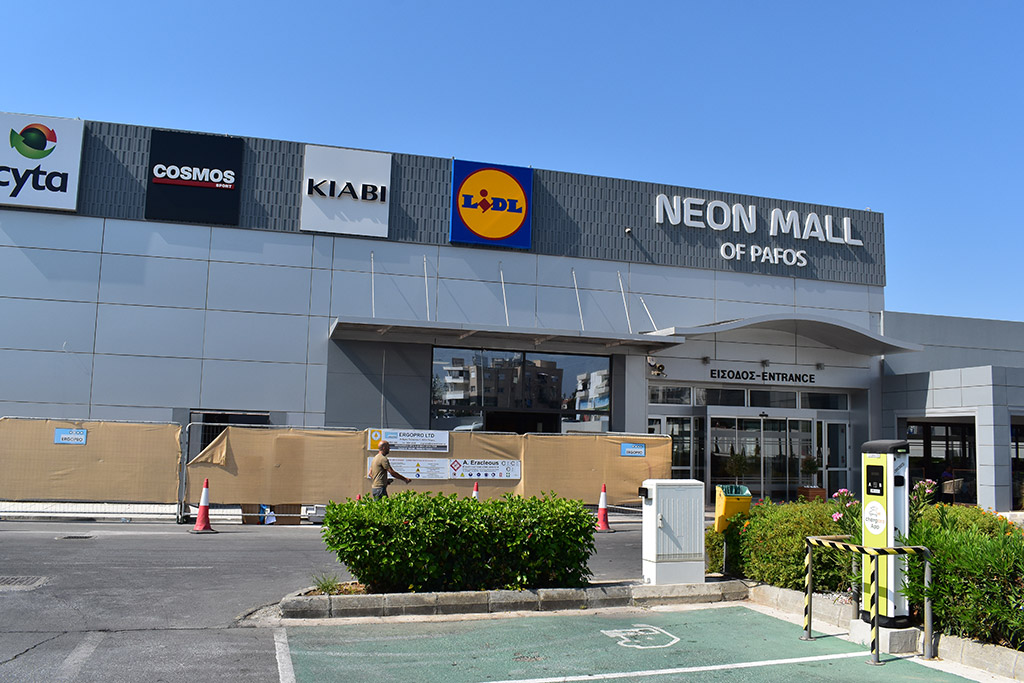 lidl-and-neon-mall_01