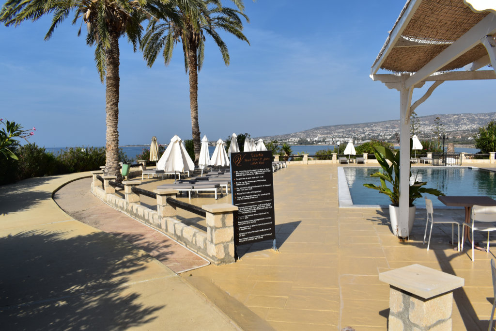 Vrachia Beach Hotel & Suites