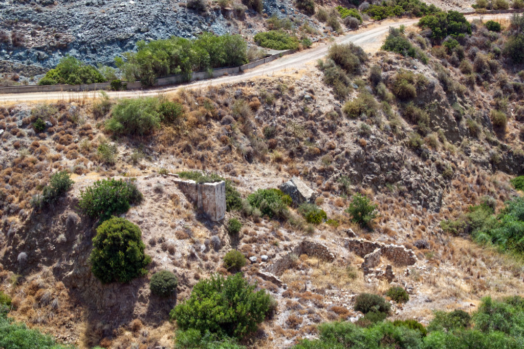 mavrokolympos-reservoir-in-august_14