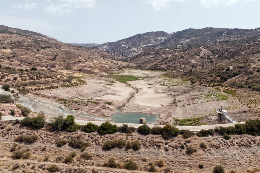 mavrokolympos-reservoir-in-august_15