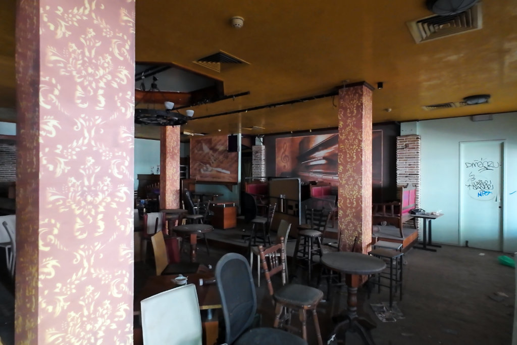 the-abandoned-bowling-alley-on-bar-street_05