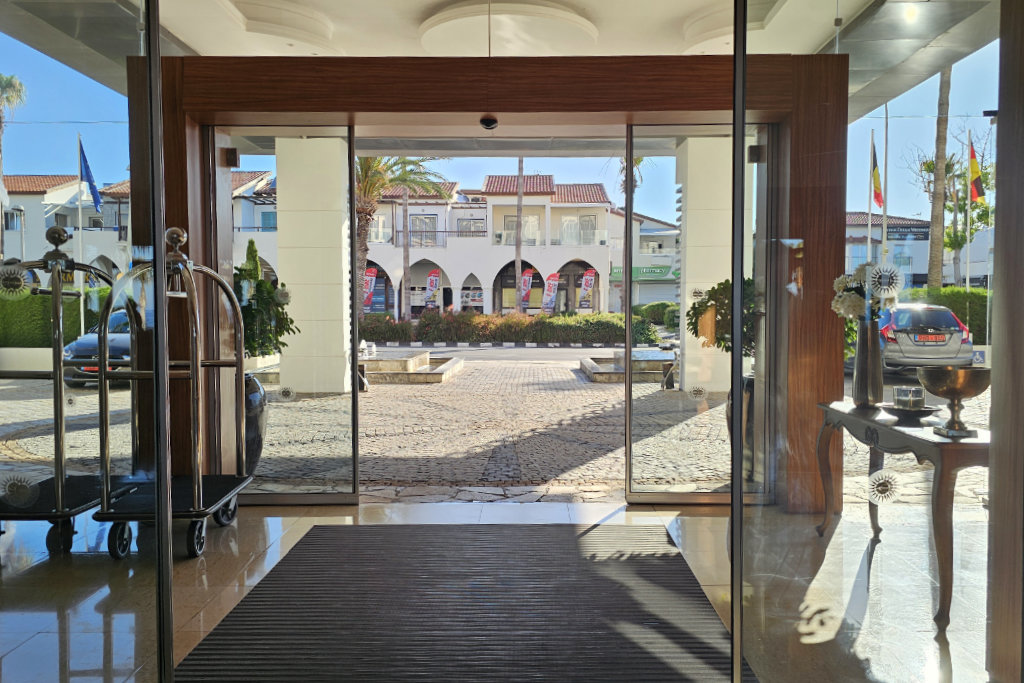 alexander-the-great-hotel-tour_03