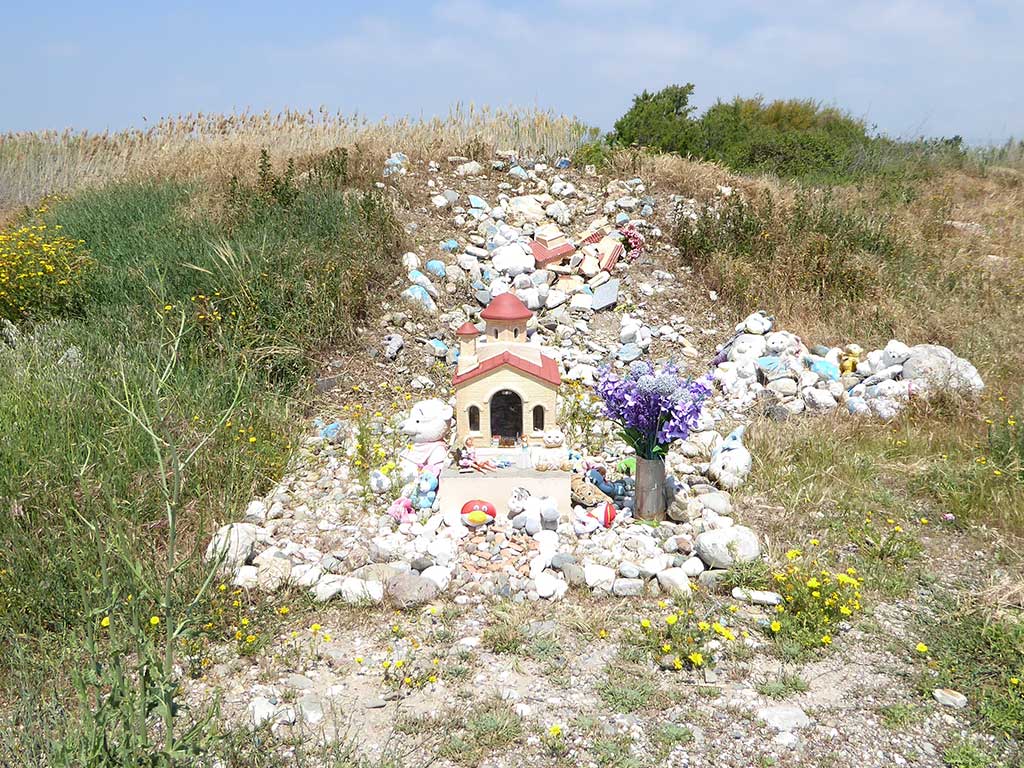 A Beachside Shrine 01_beachside_shrine