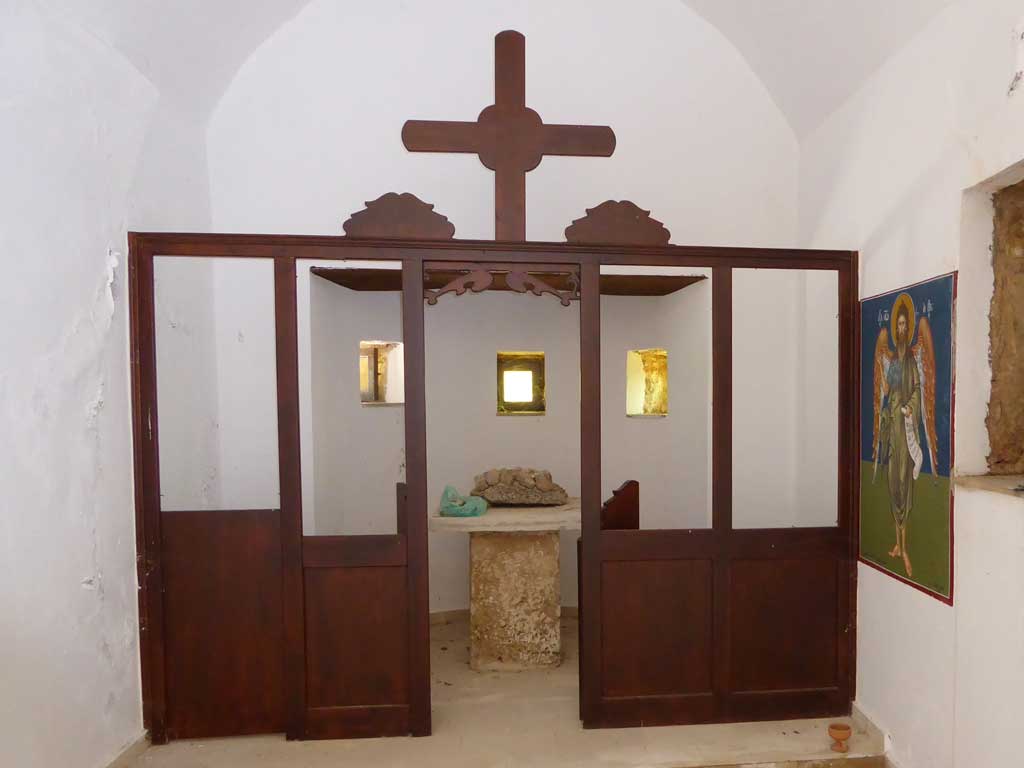melandra_15_inside_church