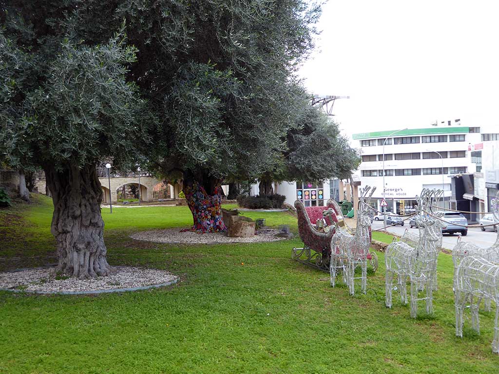 Patchwork Tree With Santa patchwork_tree_with_santa