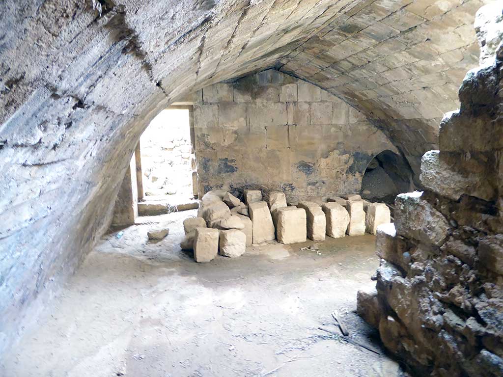 11_an_underground_room