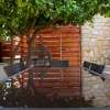24-outdoor-eating-area
